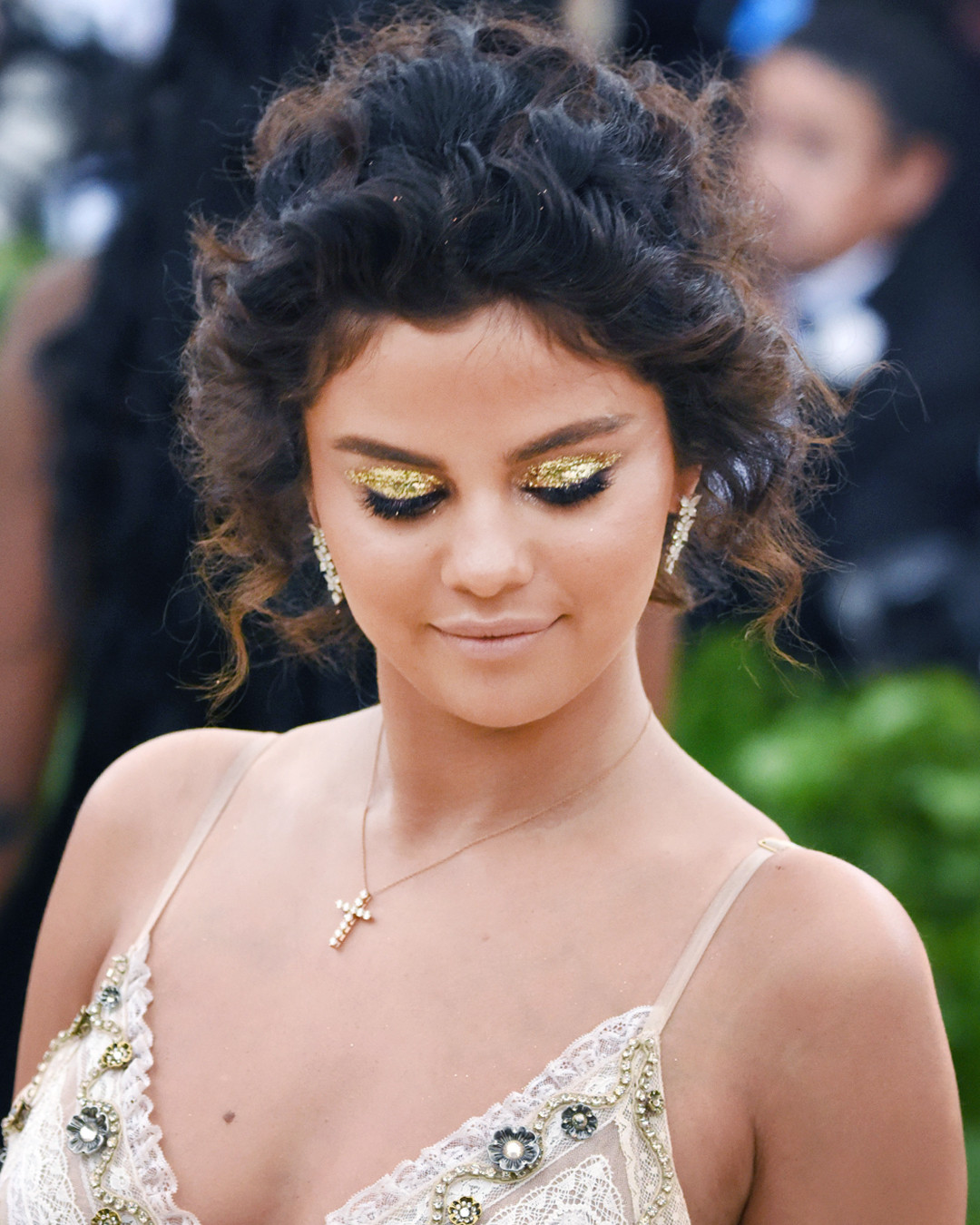 In Defense of Selena Gomez's Met Gala 2018 Look, Faux Tan Included | E